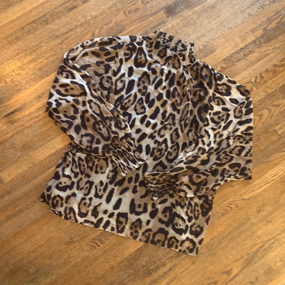 Woman’s XXL leopard flowy, wide arm, dress top by Vince Camuto.